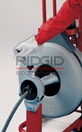 Подача прочистной спирали прочистной машиной барабанного типа RIDGID K-750.