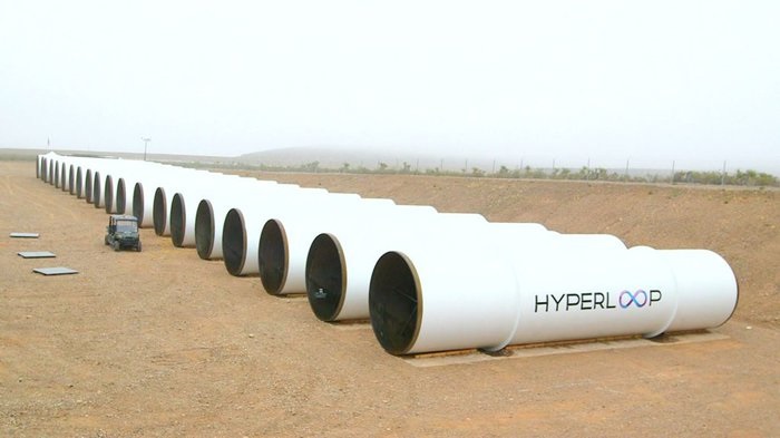Для того, чтобы проект Hyperloop мог успешно функционировать, важно чтобы внутри трубопровода поддерживался постоянный показатель форвакуума, как для высоты в пятьдесят — восемьдесят километров, и составлял бы десять — сто Паскалей. Для этого требуется работа мощных вакуумных насосов, которые будут питаться от высоковольтных силовых линий. Для осуществления монтажа таких линий также будет уместно использовать многофункциональные производительные инструменты, вместо целого комплекта ручных инструментов. Как вариант, может быть использован RIDGID RE60.