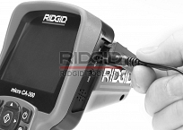 Подключение блока питания к цифровой инспекционной камере RIDGID micro CA-300.